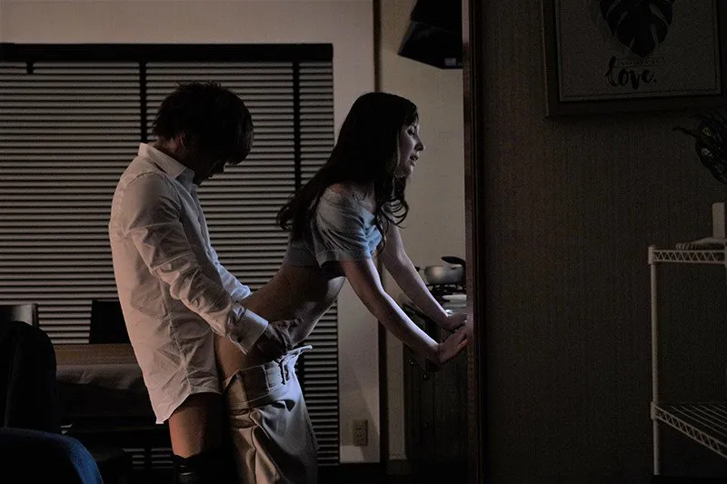 Sếp đi làm ăn, cậu nhân viên đến nhà làm tình bà xã ông ấy