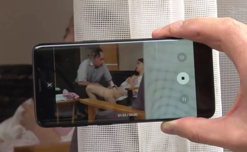 Người tình của con trai gian díu với bố ông chồng bị gã quản lý khu phố phát hiện