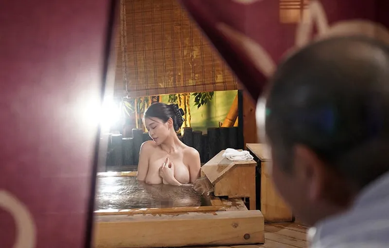 Bạn gái của con trai bị bố ông chồng nhìn trộm khi đang tắm rồi quan hệ đến mang thai