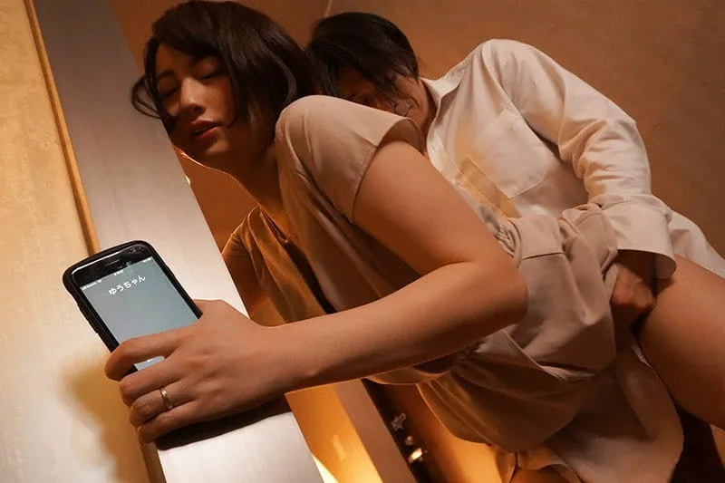 Vợ đi họp lớp rồi xoạc với nyc mặc cho anh xã ở nhà chờ