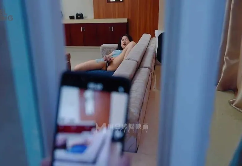 đột nhập đụ em nhà đối diện đang thủ dâm