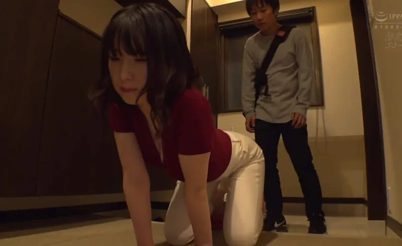 Người phụ nữ hàng xóm thiếu thốn và cậu sinh viên may mắn cạnh bên