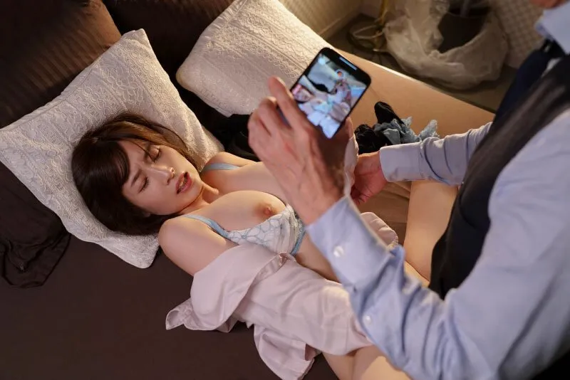 Quản lý chuốc thuốc em thư ký bắt trả bài cả đêm khi đi công việc xa