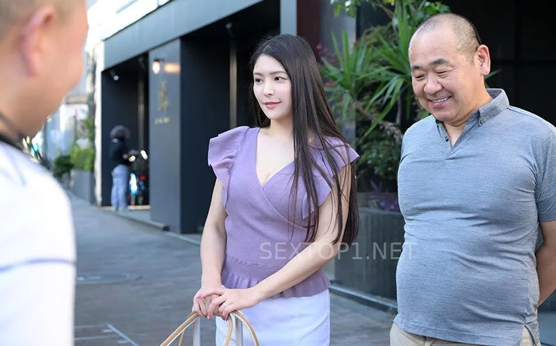 Thấy bà xã của nhân viên đẹp quá, cấp trên lại có sở thích xxx cô vợ người khác nên đã…