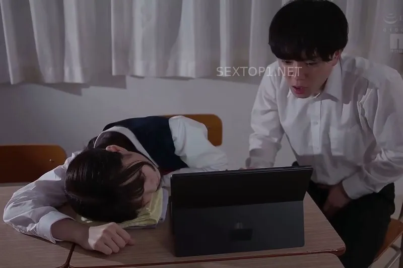 Phát hiện cấp trên mà tôi luôn ngưỡng mộ lại đang đọc truyện người lớn rồi ngủ quên